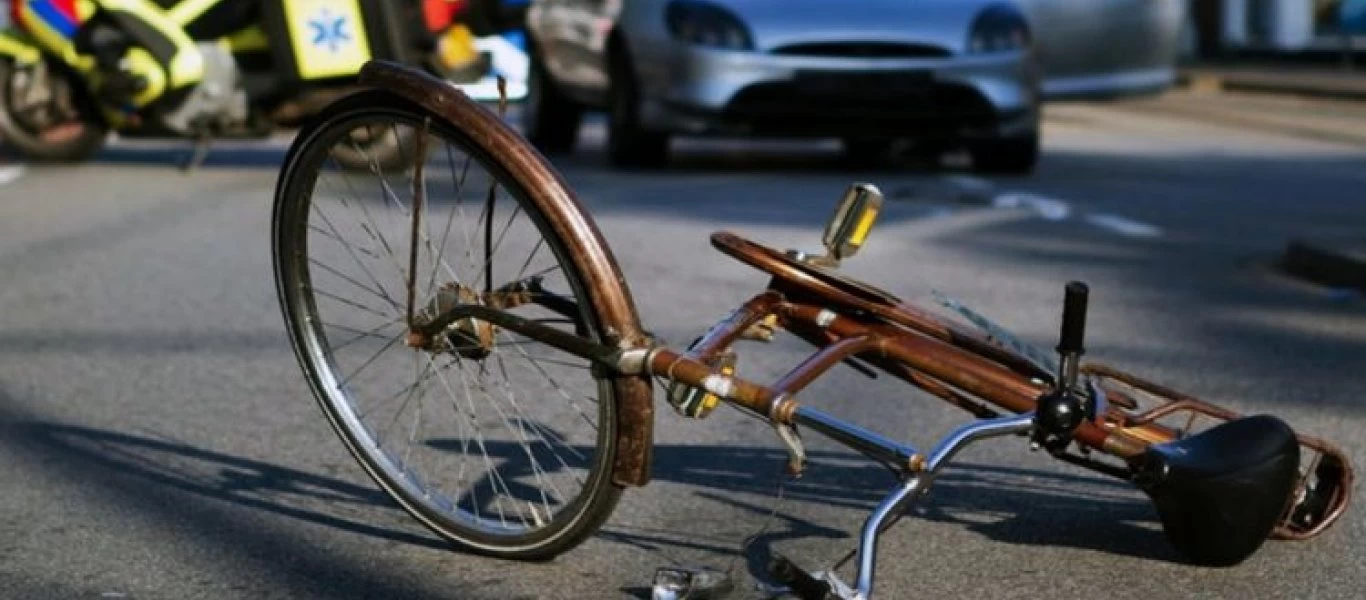 Μηχανή παρέσυρε ποδηλάτισσα και την εκσφενδόνισε στα 10 μετρά - «Έζησα από θαύμα» (φωτο)